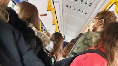 Bild: Erika Ruschitzka/exb
Schüler stehen dicht gedrängt im Bus.