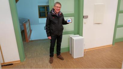 Bild: bsc
Für saubere Luft in den Klassenzimmern der Grundschule sowie im Kinderhaus sorgen künftig mobile Lüftungsgeräte und Kohlendioxid-Messgeräte. Bürgermeister Oskar Schuster präsentierte die geräuscharmen Geräte in der jüngsten Gemeinderatssitzung.