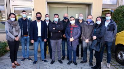 Bild: usc
Busunternehmen und Speditionen warten dringend auf Nachwuchs bei Lkw- und Busfahrern. Diese Gruppe nahm erfolgreich an einer beschleunigten Grundqualifizierung teil. Es bestehen sehr gute Aussichten auf Festanstellung, wie lokale Firmenvertreter versicherten.