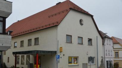 Bild: dob
Ab Dezember bleiben die Türen der Postfiliale in der Bahnhofstraße für immer geschlossen. Die Poststelle zieht in das neue E-Center in der Altenstadter Straße, das am 3. Dezember eröffnet.