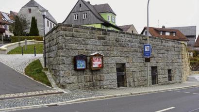 Bild: bkr
Die Keller 1 bis 3 am Daddy-Haus sollen noch saniert werden. Zu Keller 3 führt der begleitete Fußgängerüberweg zum Burgweg und zur Schule. Den Umweg über den Mühlweg sollen die Schüler einschlagen, um nicht beim Alten Feuerwehrhaus die Hauptstraße überqueren zu müssen. Der Keller 4 ganz rechts ist bereits statisch ertüchtigt.