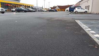 Bild: Lowak
Bis jetzt sind große versiegelte Fläche wie hier der Parkplatz vor den Verbrauchermärkten nicht in die Berechnung der Abwasserkosten eingeflossen. Ab 1. Januar soll sich dies ändern.