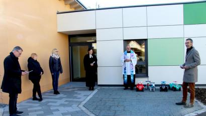 Bild: ds
Wegen Corona erfolgte die Einweihung der Kinderkrippe „Arche Noah“ in bescheidenem Rahmen. Dabei waren (von rechts): Bürgermeister Peter Achatzi, Pfarrer Roland Klein, Pfarrerin Anja Matthalm, Krippenleiterin Linda Götz, ihre Stellvertreterin Tanja Buchwald und Architekt Alfred Popp.