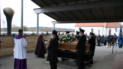 Bild: sne
Dekan Thomas Jeschner aus Eschenbach erweist Heribert Schmitt bei der Beerdigung auf dem Friedhof in Pressath die letzte Ehre.