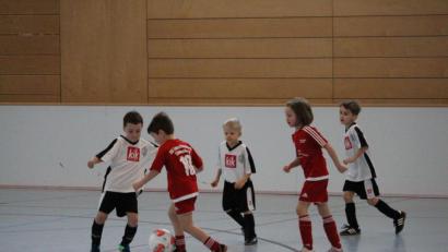 Bild: mr
Kleine Zauberer am Ball: Vor allem für die kleinen Kicker ist der Ausfall der Schwarzenfelder Hallentage schmerzlich.