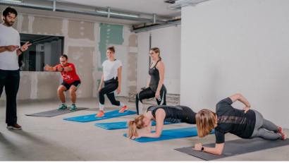 Bild: A. Schwarzmeier
Übungen mit dem eigenen Körpergewicht: Personal Trainer Christian Wolf (links) hat gerade in Corona-Zeiten vorwiegend mit Kunden zu tun, die sich eine bessere allgemeine Fitness wünschen. Gruppentraining, wie auf dem Bild, ist derzeit allerdings untersagt.