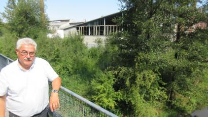 Bild: ui
Nach einem halben Jahrhundert Dornröschenschlaf möchte Bürgermeister Rupert Troppmann aus den Industriebrachen an der Floß einen Grüngürtel machen.