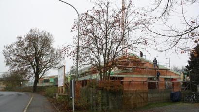 Bild: bjp
An den Dachstühlen für den neuen Kindergarten der Gemeinde Trabitz wird zügig gearbeitet. Nach dem Einbau von Türen und Fenstern soll der Bau im Dezember winterfest sein.