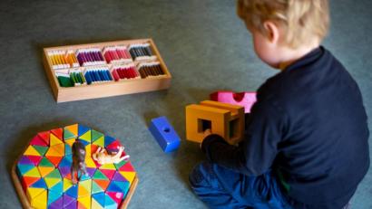 Symbolbild: Monika Skolimowska/dpa
Ja zu einem neuen Kindergarten - aber die Eltern dürfen nicht hinfahren? Das geht nicht, betonte OB Michael Cerny im Bauausschuss bei einer Debatte um Bring-Verkehr.