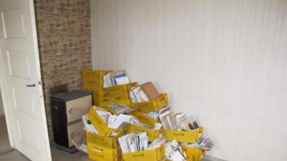 Bild: Polizeiinspektion Wunsiedel/exb
So fand die Polizei die unterschlagene Post in dem nicht genutzten Raum im Zustellstützpunkt Wunsiedel vor.