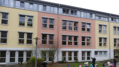 Bild: rn
Die "Schneckengruppe" der Kinderkrippe bringt mit Liedern und Winken "Martinsfreude" ans BRK-Seniorenheim.