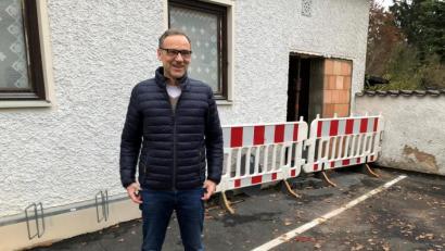 Bild: Stadt Waldsassen/exb
Waldsassens Bürgermeister Bernd Sommer ist froh, dass nun die Toilettenanlage beim Friedhof erneuert wird.