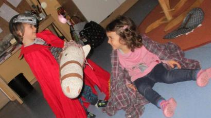 Bild: mez
Zwei Krippenkinder des Herz-Jesu-Kinderhauses, die voller Freude die Geschichte von Sankt Martin nachspielen. Selbst die Kleinen wissen schon wie schön es ist, zu teilen.