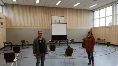 Bild: lnz
Klaus Schüßler und Martina Rüth von der Stadtverwaltung trafen am Donnerstag gemeinsam mit dem Hausmeister-Team erste Vorbereitungen für die Stadtratssitzung in der Grundschulturnhalle.