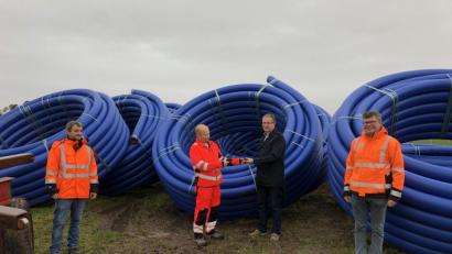Bild: ga
Verbandsvorsitzender Franz Grabinger (Zweiter von rechts) und Wasserwart Jürgen Obendorfer (Zweiter von links) überzeugten sich zusammen mit den Mitarbeitern des Ingenieurbüros und der Baufirma bei Hohenirlach vom Fortgang der Bauarbeiten zur Verlegung der Wasserleitung.