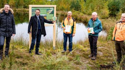 Bild: Martin Hertel/exb
Landrat Florian Wiedemann (von links) und Landtagsabgeordneter Martin Schöffel gratulieren dem Team des Forstbetriebs Fichtelberg, vertreten durch Forstbetriebsleiter Winfried Pfahler, Revierleiter Peter Schöffel und stellvertretenden Leiter Martin Hertel, zur Auszeichnung der Renaturierungsmaßnahmen auf der Königsheide als offizielles Projekt zur UN-Dekade „Biologische Vielfalt“.