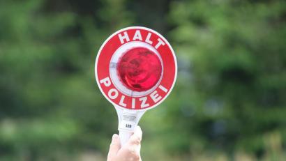 Symbolbild: Sebastian Willnow
Die Polizei kontrollierte bei Mitterteich einen Hamburger mit seinem neuen Wagen. Er hatte die Kennzeichen eines anderen Autos an seinen Mercedes geschraubt.