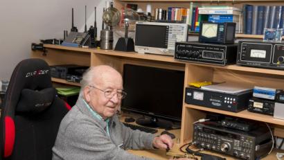 Bild: Michael Doetsch/wws
Hans Dötsch hielt seine Funkstation trotz seines hohen Alters immer auf dem neuesten technischen Stand, aber die Morsetaste ist sein Lieblings-Kommunikationsgerät in die weite Welt.