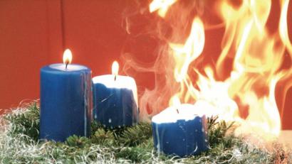 Symbolbild: Rauchmelder retten Leben/obs
In der Adventszeit steigt die Brandgefahr: Viele Kerzen sind mit leicht entzündlichen Dekoartikeln verziert und erhöhen das Risiko. Dass Rauchmelder in solchen Fällen Leben retten, zeigen auch mehrere Feuerwehreinsätze im Landkreis Schwandorf.