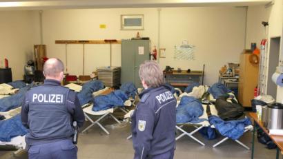 Bild:  Franz Völkl
In der beheizten großen Garage der Bundespolizei erholen sich die 21 Migranten von der anstrengenden 1000 Kilometer langen LKW-Reise von Rumänien nach Deutschland.