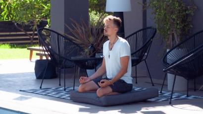 Bild: TVNOW
Wie Daniel Bayer um die „Bachelorette“ kämpft? Vor allem mit viel Ruhe. Oft nutzt er die Zeit für eine lange Meditation.
