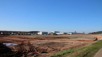 Bild: sne
Ausgehoben ist der Bauplatz im Pressather Industriegebiet nahe Döllnitz bereits. Am Freitag, 13. November, soll der Spatenstich für das neue Pelletwerk der Firma Ziegler mit Landrat Andreas Meier und Bürgermeister Bernhard Stangl erfolgen.