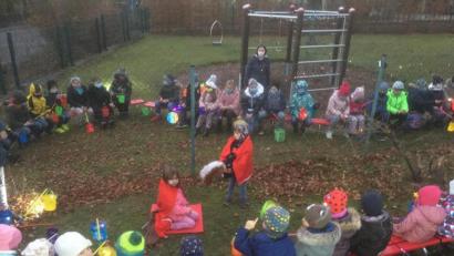 Bild: u
Martinsfeier in Coronazeiten: Durch einen Maschendrahtzaun voneinander getrennt verfolgten die Schul- beziehungsweise Krippen- und Kindergartenkinder das Martinsspiel.