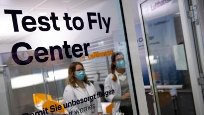 Bild: Sven Hoppe/dpa
Ein Covid-19-Testcenter der Lufthansa. Die Luftfahrtbranche setzt große Hoffnung auf Schnelltests, um wieder mehr Menschen zum Fliegen zu animieren.