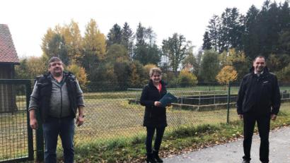 Bild: Markt Winklarn/exb
Bürgermeisterin Sonja Meier und Zweiter Bürgermeister Markus Fichtinger (links) freuten sich über den Bescheid, den der Leiter des Wasserwirtschaftsamtes Weiden, Mathias Rosenmüller, überbrachte.