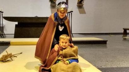 Bild: Pfarrei St. Michael Poppenricht
Die Buben der Familie Reif bestritten das Martinsspiel, Lucas als Heiliger und Henri als Bettler.