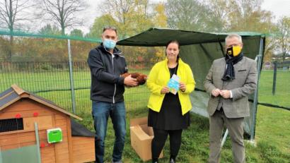 Bild: Monika Janker/exb
Hans Sieß von Gosls Hühnermobil, Kita-Mitarbeiterin Sandra Dollmann und Oberbürgermeister Andreas Feller (von links) stellten die tierischen Mitbewohner im Kinderhaus vor.