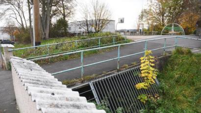 Bild: Gabi Schönberger
Die Brücke über den Meßbach bei der Hans-Sauer-Schule in Rothenstadt soll 2021 erneuert werden.