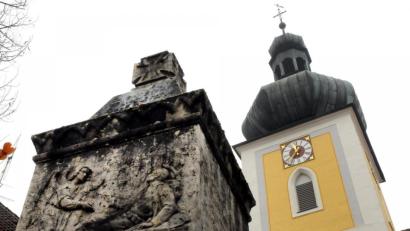 Bild: Stephan Huber
Das Kriegerdenkmal in Königstein vor der evangelischen Kirche St. Georg.