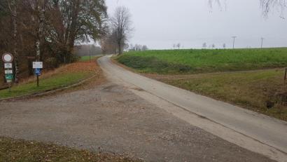 Bild: gi
Nördlich des Kurparkes Moosbach soll ein riesiger Solarpark entstehen. Das Bild zeigt die Straße nach Grub, links die Zufahrt zum Kurpark und auf der rechten Seite das Solarpark-Grundstück.