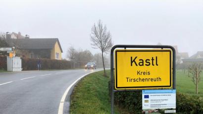 Bild: stg
Wer nach Kastl oder in eine dazugehörige Ortschaft fährt, muss auch weiterhin nicht auf 30 km/h herunterbremsen: Einen entsprechenden Antrag der FW-Fraktion lehnten Bürgermeister und CSU-Fraktion ab.