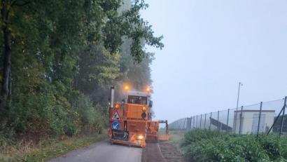 Bild: Markt Eslarn/exb
Derzeit ist eine Spezialfirma damit beauftragt, Bankette abzufräsen und im Anschluss daran die Straßengräben zu sanieren.