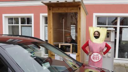 Bild: mfh
Sulzbachs erster Drive-in für Burger, dargestellt und aufgebaut im Rahmen einer Kunstaktion auf dem Luitpoldplatz.