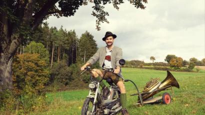 Bild: jut
Tracht, Tuba und ein altes Mofa: Florian Gröninger hat das bayerische Lebensgefühl aufgesogen und angezogen.