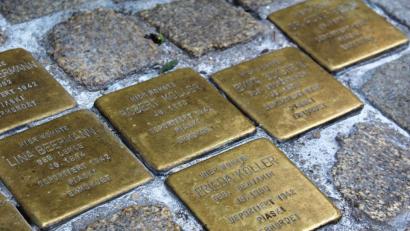Bild: Evi Wagner
An das Schicksal von Frieda und Robert Koller, den Eltern von Else Fleischmann, erinnern zwei der insgesamt elf Stolpersteine in der Gesandtenstraße 10. Von dort wurden sie 1942 nach Piaski in Polen deportiert.