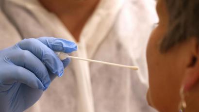 Bild: Karl-Josef Hildenbrand
Ein Arzt nimmt in einer Hausarztpraxis einen Abstrich für einen Coronatest. Foto: Karl-Josef Hildenbrand/dpa