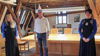 Bild: u
Sehr ruhig bleibt es heuer am 11.11. um 11.11 Uhr im Rathaus – kein Prinzenpaar, das den Rathausschlüssel und die Stadtkasse abholt, keine Gardekinder, die ihre Tänze präsentieren. Ganz auf die Eröffnung des Faschings wollen Narrhalla-Präsidentin Regina Merkl (rechts) und ihre Stellvertreterin Michaela Meier (links) nicht verzichten. Sie überreichen Bürgermeister Hermann Falk (Mitte) eine nagelneue Narrenkappe.
