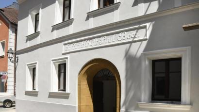 Bild: Petra Hartl
Im Zuge der Sanierung dieses Hauses in der Lederergasse, das ehemalige Vis-à-vis, wurde im Hinterhof ein Skelett fachmännisch ausgegraben und jetzt anthropologisch untersucht.