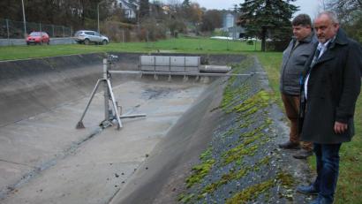 Bild: gsp
Die Bürgermeister Anton Peter (Ammerthal, rechts) und Dieter Dehling (Illschwang) begutachten das zu erweiternde Rückhaltebecken.