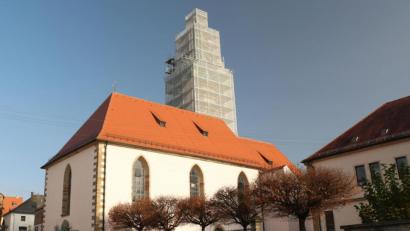 Bild: rpp
Verhüllt wie einst der Reichstag in Berlin präsentiert sich die Dreieinigkeitskirche anlässlich ihres 300. Geburtstags.