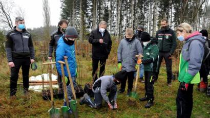 Bild: Stephan Huber
Die Sechstklässler der Mittelschule Kümmersbruck zeigen, wie ein Baum richtig eingepflanzt wird.