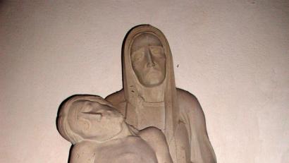 Bild: gis
Die berührende Pieta in der Kriegergedächtniskapelle in Fichtelberg.