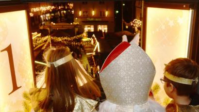 Bild: Gabi Schönberger
Der Adventskalender im Alten Rathaus wird auch in diesem Jahr zu bestaunen sein - allerdings werden die Fenster täglich ohne die traditionelle Zeremonie geöffnet.