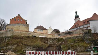 Bild: Andreas Royer
Im Bereich des Stiber-Festplatzes Auf der Schanze läuft derzeit die Stadtmauer-Sanierung. Künftig sollen dort auch zwei Bühnen auf den Wallanlagen für mehr Attraktivität sorgen.