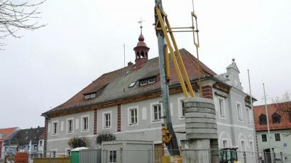 Bild: lnz
Zu den großen Projekten, die von der Stadt Mitterteich im Antrag auf den Erhalt von Stabilisierungshilfen herausgestellt wurden, zählt auch die Sanierung des Historischen Rathauses.