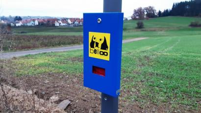 Bild: Lowak
Am Geh- und Radweg Richtung Gleißenthal ist einer von sieben Behältern angebracht, in denen Hundekotbeutel angeboten werden.